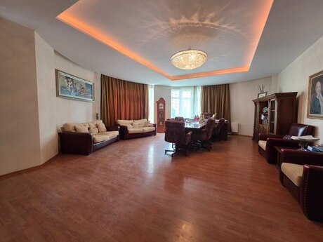 5 otaqlı ofis - 28 May m. - 180 m²