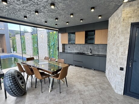 5 otaqlı həyət evi/bağ evi - Mərdəkan q. - 240 m²