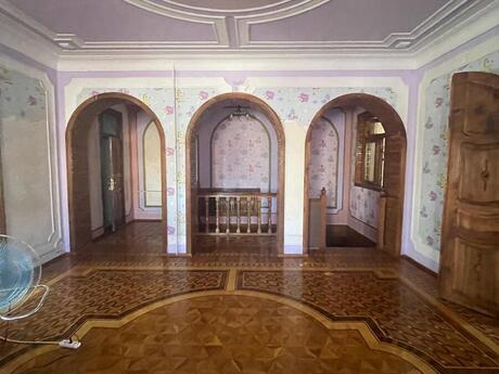 9 otaqlı həyət evi/bağ evi - Bakıxanov q. - 400 m²
