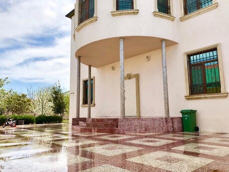 8 otaqlı həyət evi/bağ evi - Novxanı q. - 450 m²