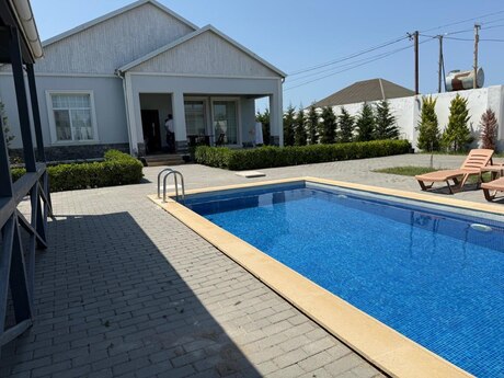 4 otaqlı həyət evi/bağ evi - Şüvəlan q. - 240 m²