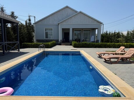 4 otaqlı həyət evi/bağ evi - Şüvəlan q. - 240 m²