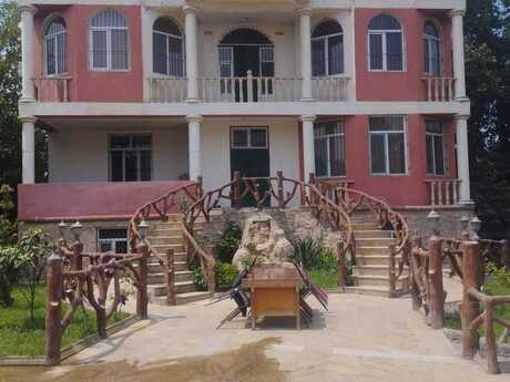 8 otaqlı həyət evi/bağ evi - Novxanı q. - 890 m²