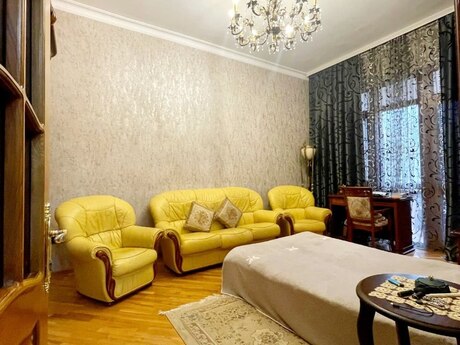 7 otaqlı həyət evi/bağ evi - Bakıxanov q. - 230 m²