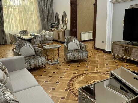 8 otaqlı həyət evi/bağ evi - Gənclik m. - 700 m²
