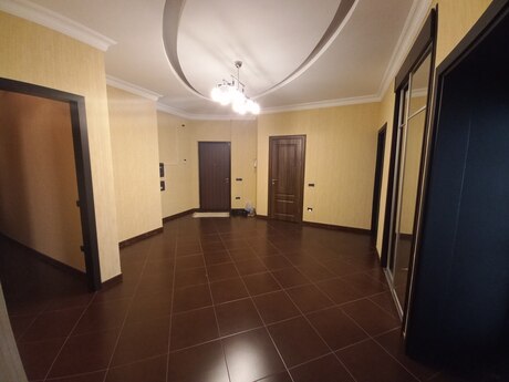 4 otaqlı mənzil, 216 m², 28 May: 560 000 ₼ 3