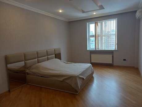 4 otaqlı mənzil, 216 m², 28 May: 560 000 ₼ 2