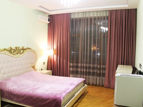 9 otaqlı həyət evi/bağ evi - Qaraçuxur q. - 480 m²