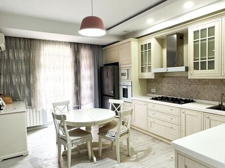 6 otaqlı yeni tikili - Səbail r. - 240 m²