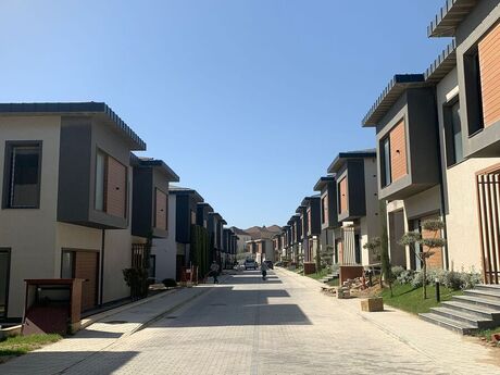 8 otaqlı həyət evi/bağ evi - İnşaatçılar m. - 534 m²