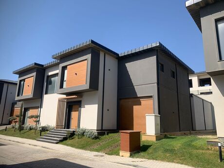 8 otaqlı həyət evi/bağ evi - İnşaatçılar m. - 534 m²