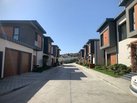 8 otaqlı həyət evi/bağ evi - İnşaatçılar m. - 534 m²