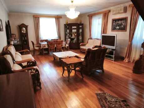 8 otaqlı həyət evi/bağ evi - Novxanı q. - 410 m²
