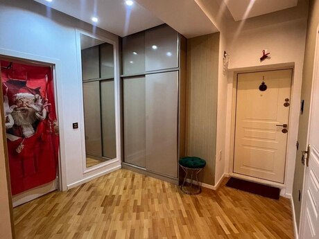 3-комн. новостройка - м. 28 мая - 100 м²