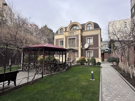6 otaqlı həyət evi/bağ evi - Badamdar q. - 400 m²