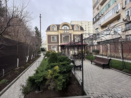 6 otaqlı həyət evi/bağ evi - Badamdar q. - 400 m²