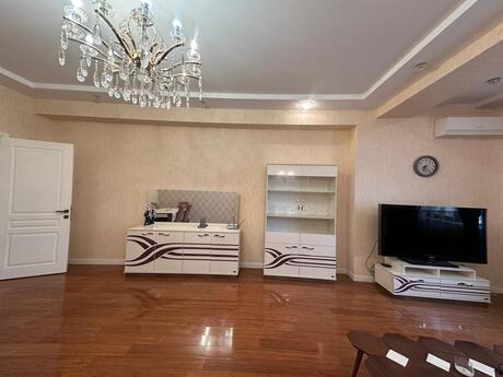 4 otaqlı mənzil, 184 m², 28 May: 565 000 ₼ 2