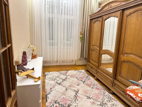 3 otaqlı köhnə tikili - 8 Noyabr m. - 80 m²