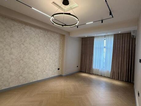 3-комн. новостройка - м. 28 мая - 85 м²