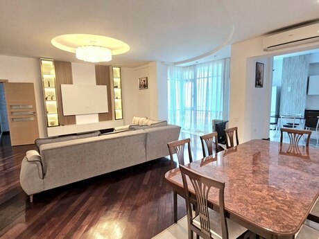 3-комн. новостройка - м. 28 мая - 155 м²