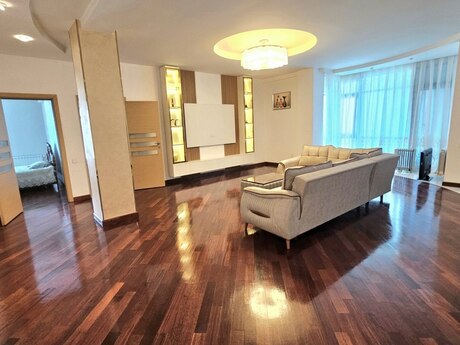 3-комн. новостройка - м. 28 мая - 155 м²