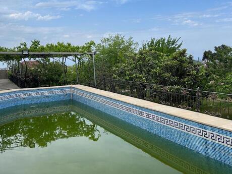 6 otaqlı həyət evi/bağ evi - Novxanı q. - 226 m²