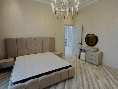 4 otaqlı həyət evi/bağ evi - Mərdəkan q. - 180 m²
