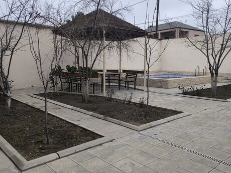 4 otaqlı həyət evi/bağ evi - Novxanı q. - 250 m²