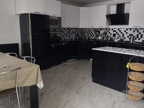 4 otaqlı həyət evi/bağ evi - Novxanı q. - 250 m²