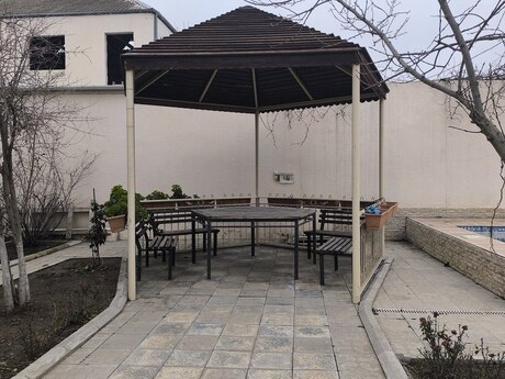 4 otaqlı həyət evi/bağ evi - Novxanı q. - 250 m²