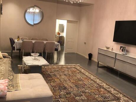 4 otaqlı mənzil, 202 m², 7 Points: 680 000 ₼ 5