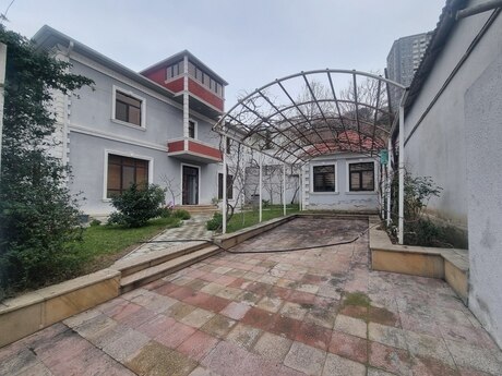 6 otaqlı həyət evi/bağ evi - Avtovağzal m. - 500 m²
