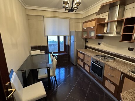 Сдаётся 3-комнатная квартира в старом фонде, İçəri Şəhər, 130 м², 1 500 AZN/мес, фото 2 / 12