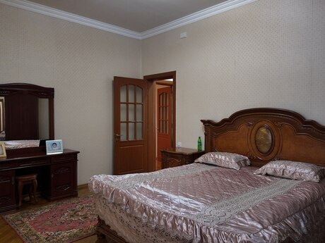 6 otaqlı həyət evi/bağ evi - Nəsimi m. - 214 m²