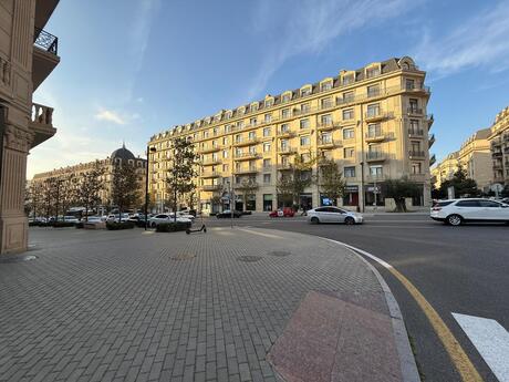 5 otaqlı yeni tikili - Ağ şəhər q. - 210 m²