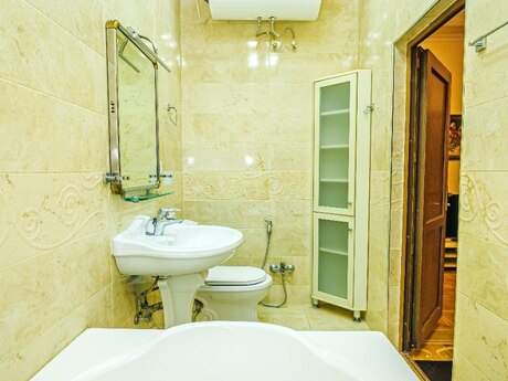 4 otaqlı köhnə tikili - İçəri Şəhər m. - 117 m²