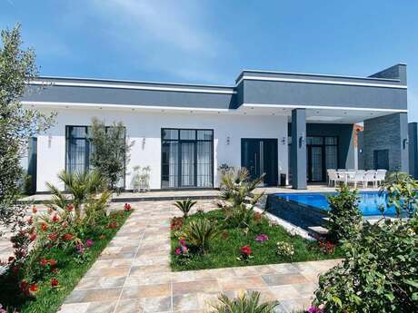 4 otaqlı həyət evi/bağ evi - Buzovna q. - 200 m²