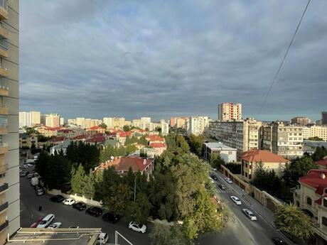 4 otaqlı köhnə tikili - 8-ci mikrorayon q. - 110 m²