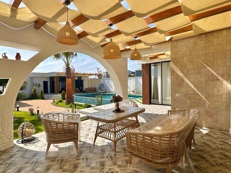 4 otaqlı həyət evi/bağ evi - Şüvəlan q. - 240 m²
