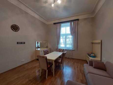 2 otaqlı köhnə tikili - 28 May m. - 70 m²