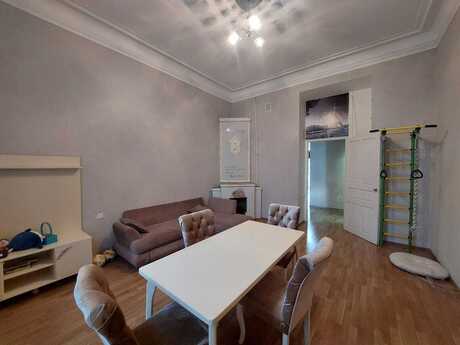 2 otaqlı köhnə tikili - 28 May m. - 70 m²