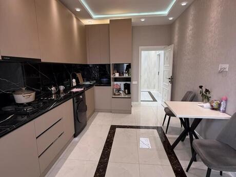 4 otaqlı yeni tikili - Ağ şəhər q. - 147 m²