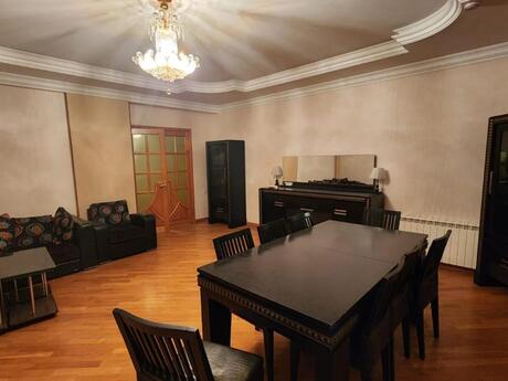 4 otaqlı mənzil, 215 m², Nizami: 650 000 ₼ 2