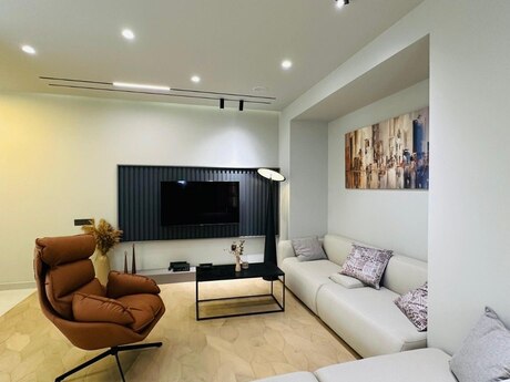 3-комн. новостройка - м. 8 ноября - 148 м²