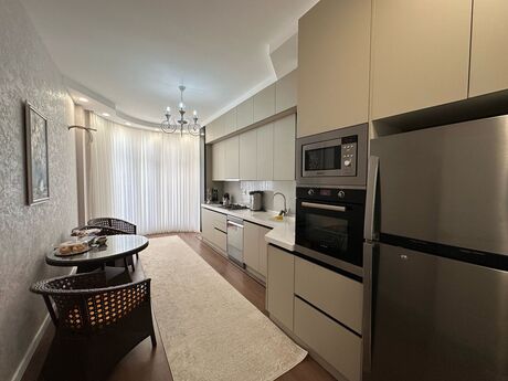 4 otaqlı yeni tikili - Şah İsmayıl Xətai m. - 192 m²