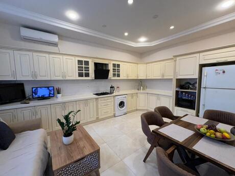 6 otaqlı həyət evi/bağ evi - Binə q. - 435 m²