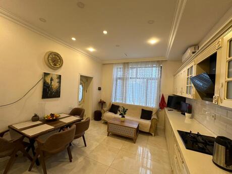 6 otaqlı həyət evi/bağ evi - Binə q. - 435 m²