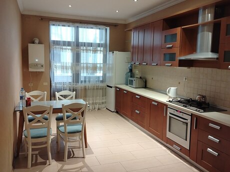 3 otaqlı yeni tikili - 28 May m. - 145 m²
