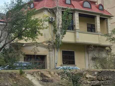 4 otaqlı həyət evi/bağ evi - Nəsimi m. - 240 m²