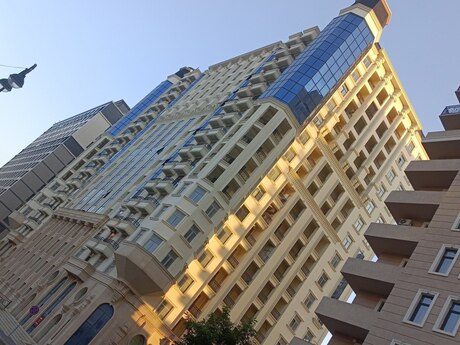 4 otaqlı mənzil, 242 m², 28 May: 670 000 ₼ 2